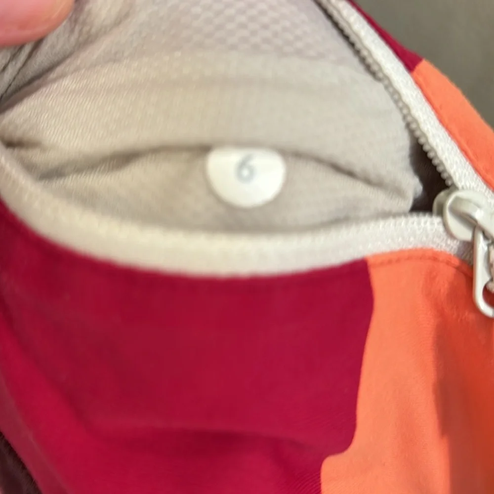 Lululemon Speed Up Low-Rise Lined Short. Size 6. - Picture 3 of 6